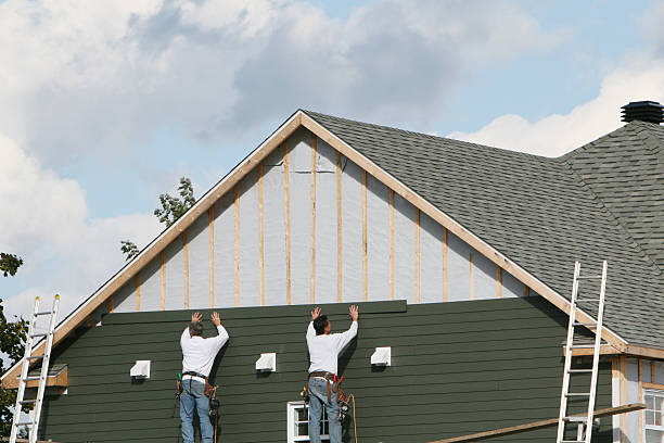 Professional Siding technician working in Moscow, PA